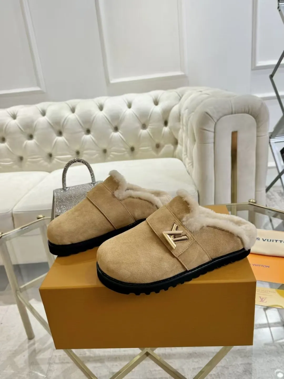 p600✨ LV Couple’s Wool Slippers｜Full of high-end feel, the soles of your feet are luxurious✨ We have achieved the ultimate restoration of the "higher version" of this pair of LV classic toe-toe slippers! 👫💫 🌟 The core advantages are clear at a glance: ✔️ Original jacquard + cowhide fabric, delicate texture, high-end at first glance; ✔️ 280% pure wool lining, wearing barefoot is like stepping on clouds ☁️, soft and skin-friendly and not sweaty; ✔️ Non-slip rubber bottom + three-dimensional toe design, super stable for walking, fashionable and practical!  👀 Must-have attention to detail: Belt buckle + classic LV presbyopic elements, revealing the aura of a big-name brand in a low-key manner ~ Whether it is a couple dating or a trip with besties, both of them are the focus when they go out👟💖 ✨ Easily match the wardrobe: jeans + sweaters, lazy and casual style ✔️ Coat + skirt, refined and elegant ✔️ One pair of shoes can handle a variety of styles, and the sense of luxury is never artificial ~ #LV slippers #couple outfit #High-End Customization #Quality Shoes Recommendation Fabric: Yangjing/classic jacquard fabric Lining: Imported wool lining Sole: Original rubber sole Size: Female 35-41 Male 38-46
